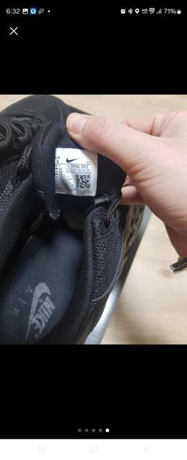 나이키 에어맥스 95 선물받았는데 주위에서 진품이 아니라고 하는데 아시는분 확인 부탁합니다의 0번 째 이미지