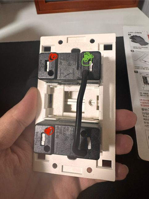 전등 스위치 교체했는데 배선 맞는지 봐주세요!의 0번 째 이미지