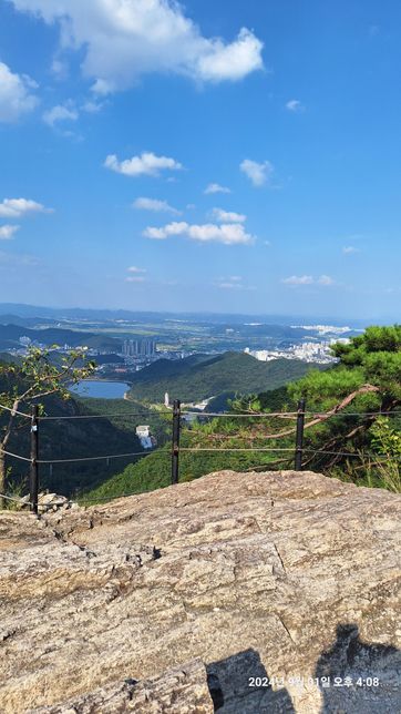 등산을 와서 사진과 같은 음식을 먹었는데산비탈로 과일 하나가 굴러 갔습니다.환경오염에 심하게 영향을 미칠까요?의 0번 째 이미지