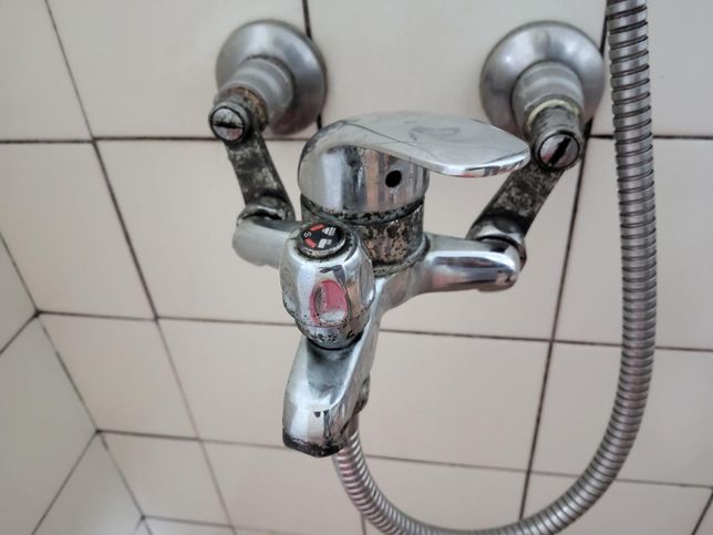 (사진)수전과 싱크대 경첩에 녹이 슬었는데 이거 새걸로 교환말고 녹슨부분만 깨끗하게 할수 없을까요의 0번 째 이미지