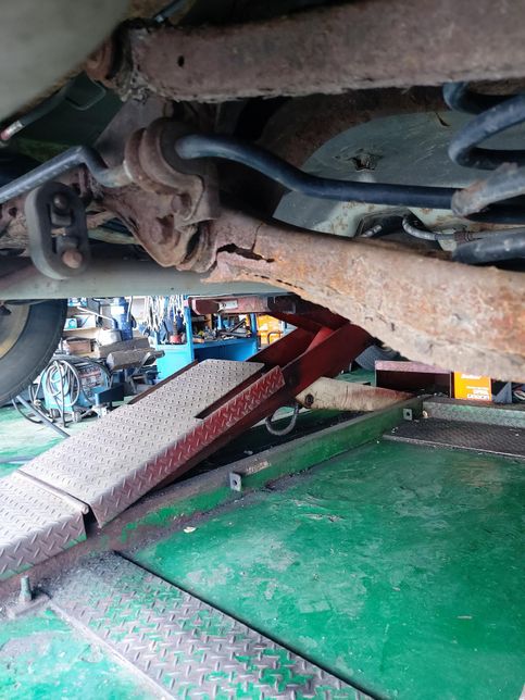 제 차 하부 뒷부분이 상태가 안좋은데 빨리 교체해야 할지 봐주세요.의 0번 째 이미지