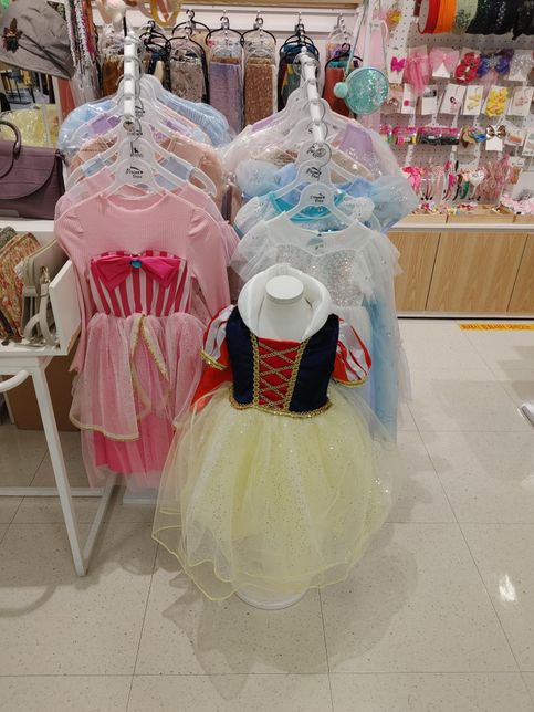 옛날과 달리 요즘 물건이 많은 시대에 사고파는 상술이 오락처럼 변한 이유가 무엇인가요?의 1번 째 이미지