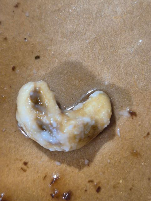 땅콩에 검은 얼룩이 있고 울퉁불퉁한데 곰팡이인가요?의 0번 째 이미지