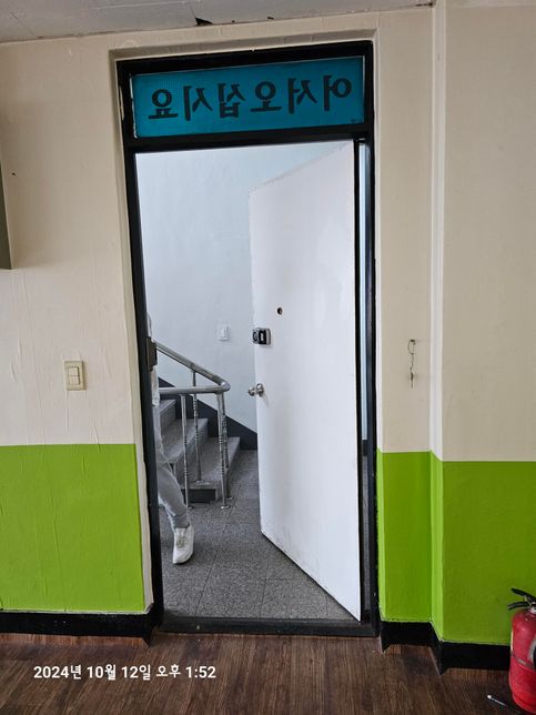 상가인테리어를 준비해야하는데 이런 문짝도 유리문?강화문?같은걸로 교체가 가능한가요?의 0번 째 이미지