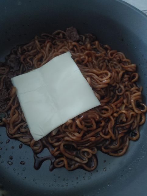 제가 짜파게티에 치즈를 넣어서 먹었는데요의 0번 째 이미지