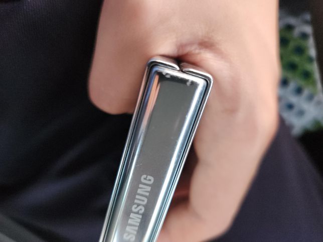 z플립5힌지에 찍힘문의드립니다.의 0번 째 이미지