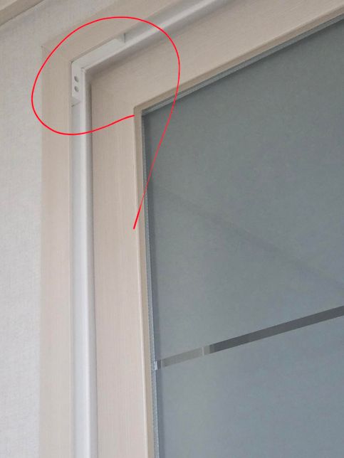 창문에 달려있는 이 장치는 무엇인가요?의 0번 째 이미지