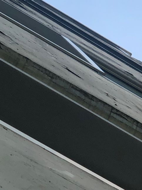 아파트 베란다 창틀벽에 빗물이 흘러요의 1번 째 이미지