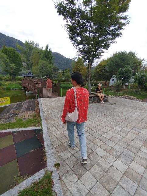 땀을 흘리고 잤는데 옷과 이불, 배게에 노란 때가 많이 나오는 이유는 지방이 섞여서 그랬나요?의 1번 째 이미지