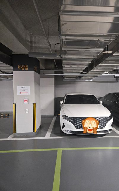 아파트 상가 주차장 벽 충돌사고입니다.의 0번 째 이미지