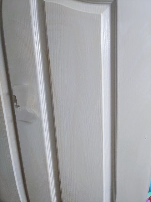흰색방문에누런무늬같은것들이생기며황변됬는데 왜이런건가요?의 0번 째 이미지
