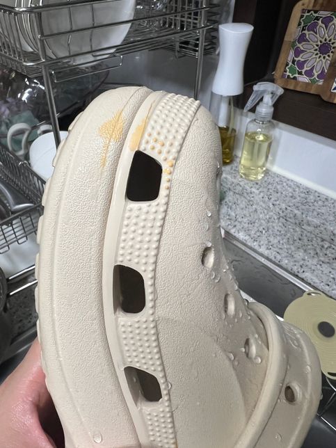 크록스 음식물묻었는데 지우는법 알고싶어요?의 0번 째 이미지