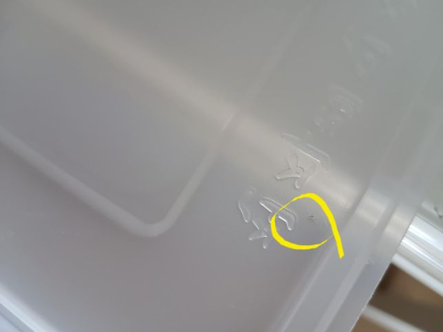 일회용 플라스틱 용기에 검은게 있는데 곰팡이 인가요?의 1번 째 이미지