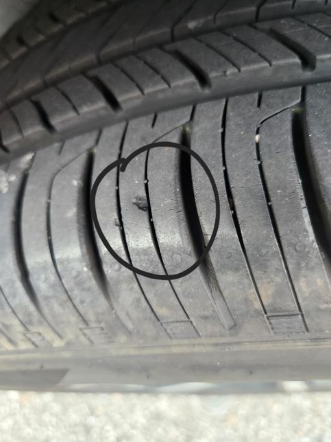 뒷자석 타이어 살짝 괜찮은건가요?ㅠㅠ의 0번 째 이미지