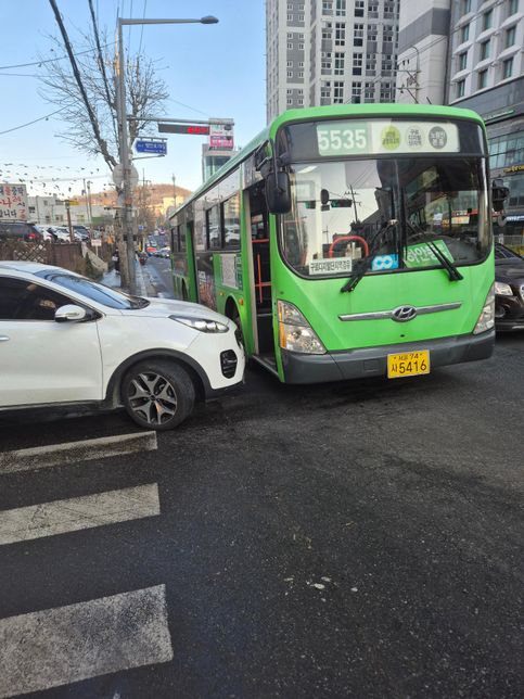 골목길에서 나오던 중 버스와 충돌한사고의 0번 째 이미지