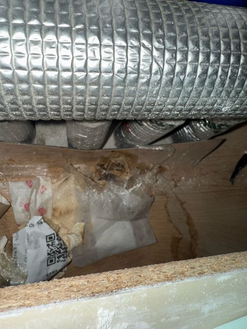 이거곰팡이인가요? 이사를왔는데 싱크대밑 하부장 안쪽을 볼일이없었는데의 2번 째 이미지