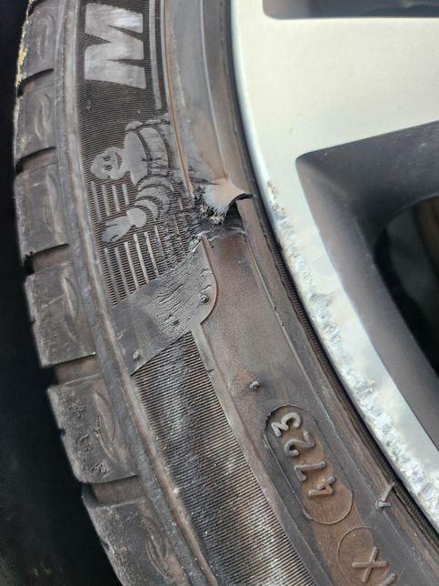 타이어 옆이 조금 까졌는데 계속 타도 될까요?의 0번 째 이미지