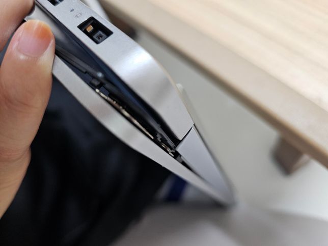 노트북 힌지 고장이였다가 액정까지나갈수있나요?의 0번 째 이미지