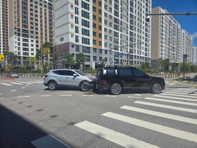 신호등 없는 교차로 직진 대 직진 사고입니다.의 0번 째 이미지