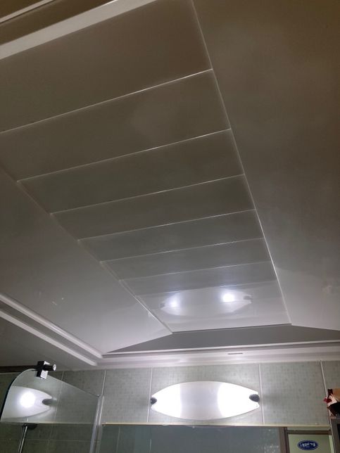 (완전긴급) 기숙사 화장실 천장에서 물이 한 줄기로 새고 있어요. 천장에도 물 떨어지는 소리가 톡톡 들립니다.의 0번 째 이미지