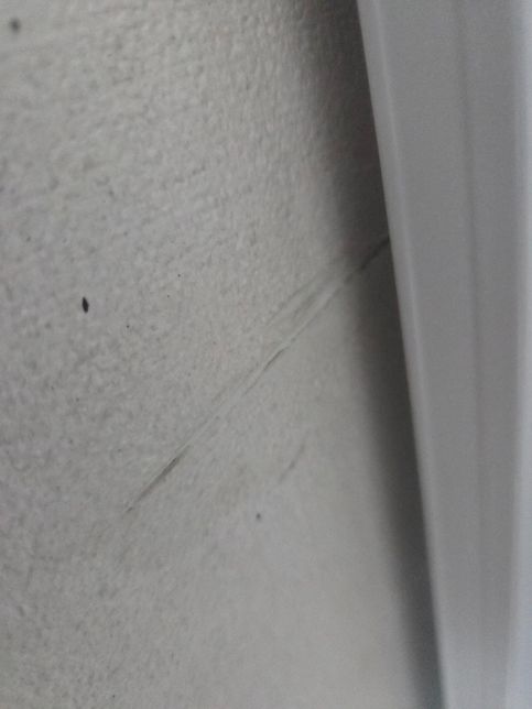 현관입구 도배 찢어짐 관련 질문 입니다.의 0번 째 이미지