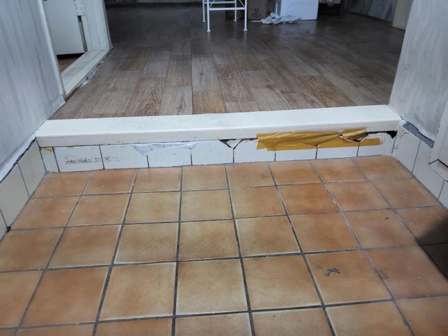 (사진)오랫동안 살다 이사 간후 현관에서 마루입구아래애 도배지가 있어 떼보니 저렇게 되어있네요 다이소 용품으로수선할수있을까요의 0번 째 이미지