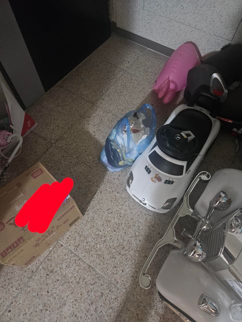 아파트 현관앞과 복도 물건적재 및 음료수썪어서 냄새 발생의 3번 째 이미지