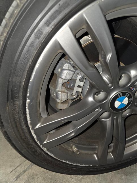 자동차 휠 긁힘 이정도면 교체해야할까요?의 1번 째 이미지