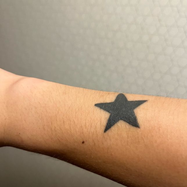 이런 타투는 뭘로 커버업 하는게 좋을까요 너무 크지 않으면 좋겠습니다의 0번 째 이미지