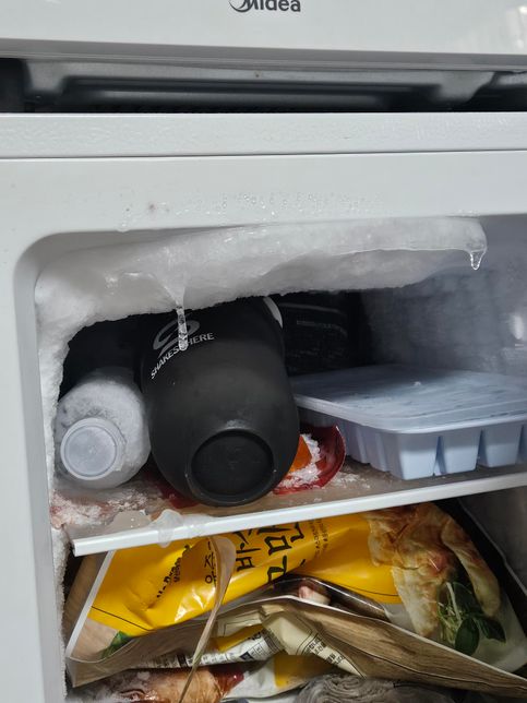 냉동실 천장 비정상적인 얼음이 생기는데 고무패킹 때문일까요?의 2번 째 이미지