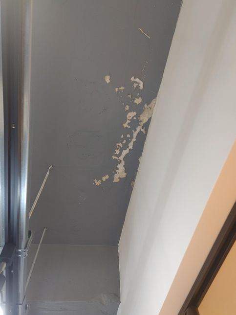 벽의 오레된 페인트 방수?가 벗겨지는데 이건 어떻게 시공해야하나요의 0번 째 이미지