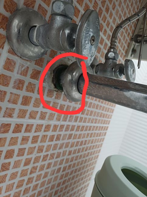 세면대 밑에서 물이 흐르는데요 누수인가요?의 0번 째 이미지