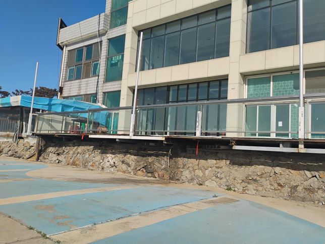 여기 부지 전체를 갖고 싶은데 카페 도 운영하는 땅 일부 소유주가 허락을 안해줍니다.의 3번 째 이미지