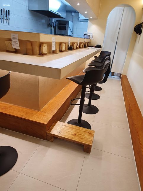 실내 음식점 가게 홀 바닥높임을 할려고 하는데 철제 틀에 위에 목재로 마감하면 어떤 목재를 써야하나요?의 1번 째 이미지