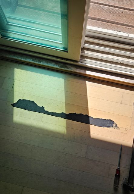 마루바닥에 장패드 녹은 고무가 붙어버렸어요의 0번 째 이미지