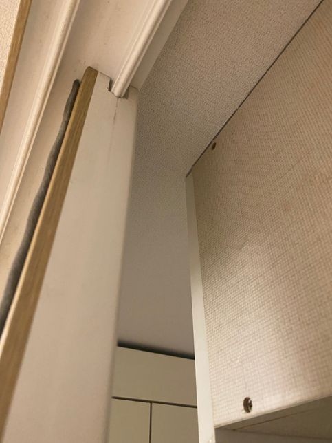 샷시를 빼다가 중간에 한쪽이 끼었어요.의 0번 째 이미지