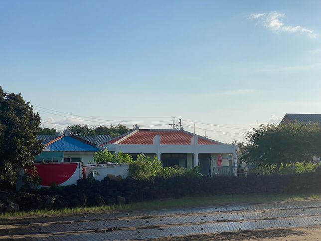 제주도 주택 중에 현관부분에 양 옆으로 기둥 같은 것이 올라와 있는 건 뭔가요?의 1번 째 이미지