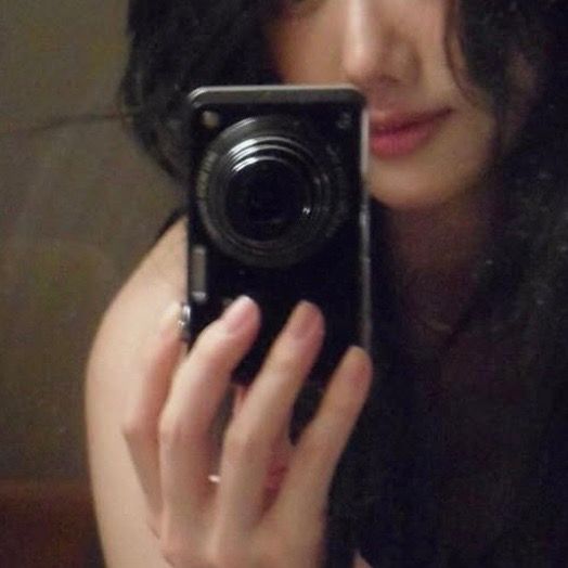 배우 이나은이 들고 있는 카메라 기종이 뭔가요?의 2번 째 이미지