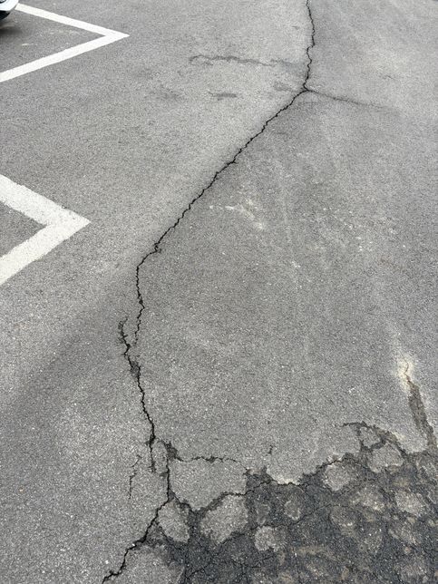 주차장 땅이 이런데 무슨 현상인가요???의 1번 째 이미지