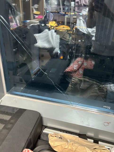 창호 관련 유리에 금이 가 문의 드립니다.의 0번 째 이미지