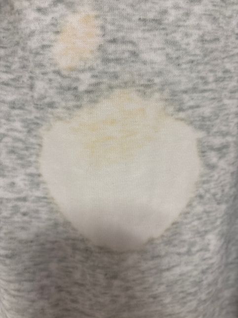 후드티에 누렇고 하얀 얼룩이 생겼어요의 1번 째 이미지