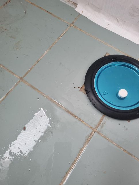 세탁실 뒷배란다 바댁에 물이있어요~의 1번 째 이미지