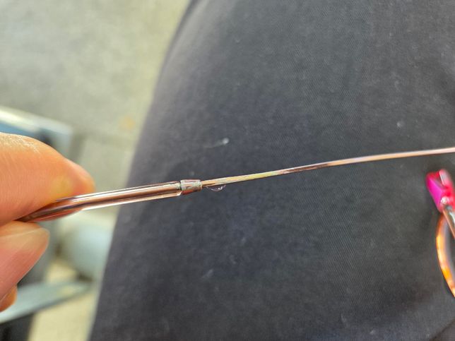 안경산지 2~3달 됐는데 벌써 코팅이 벗겨지는데 보상(?) 받을수 있을까요?의 1번 째 이미지