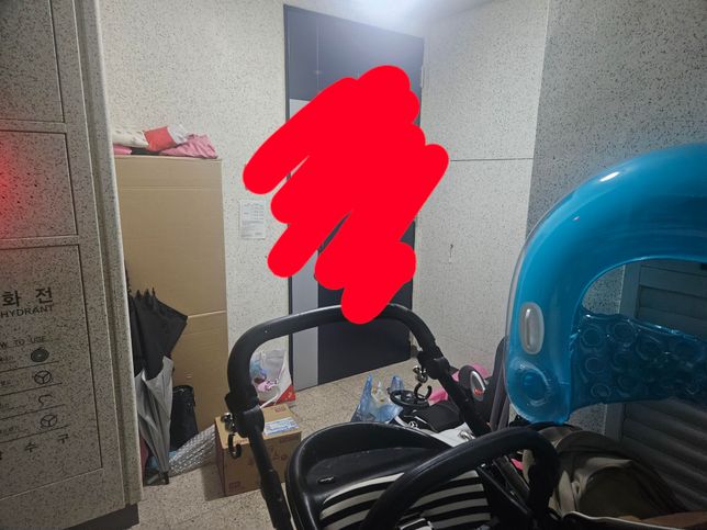 아파트 현관앞과 복도 물건적재 및 음료수썪어서 냄새 발생의 2번 째 이미지