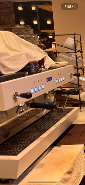 커피머신 잘 아시는 분 이 커피 머신 어떤 모델인지 아시나요?의 0번 째 이미지
