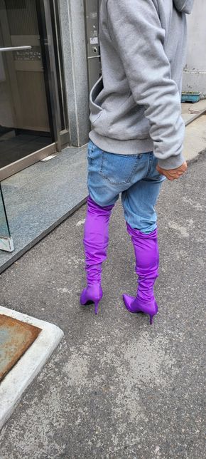 굽이높고 코가뾰족한 신발신고 다닐때 사이즈 크고 넘어질 위험이 훨씬크나요?의 1번 째 이미지