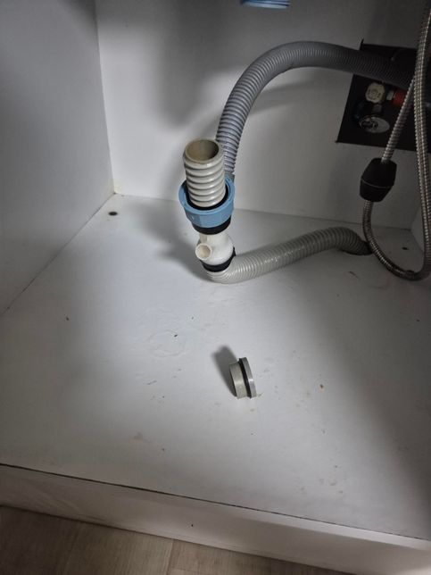 싱크대 하부호스 연결부가 부서진건가요의 0번 째 이미지