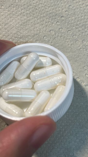 반년전에 산 비타민D에 주황색 점같은게 있는데 먹어도 되는건가요??의 0번 째 이미지