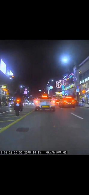 안전지대 선진입 오토바이(안전지대 침범) vs 비상등을 켠 차량 (안전지대 침범) 과실비율의 1번 째 이미지