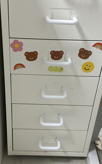 철제 수납장에 붙어있는 스티커들 어떻게 제거하는게 좋을까요의 0번 째 이미지